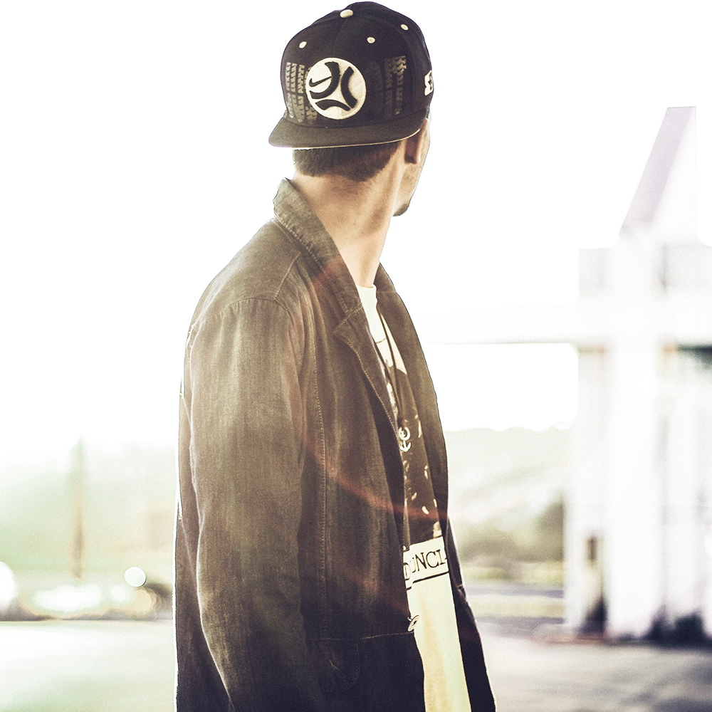 Фразовые глаголы в английском look. Фотосессия на рельсах. Девочка в синей ветровке. Девушка обернулась. Looking фразовый глагол.